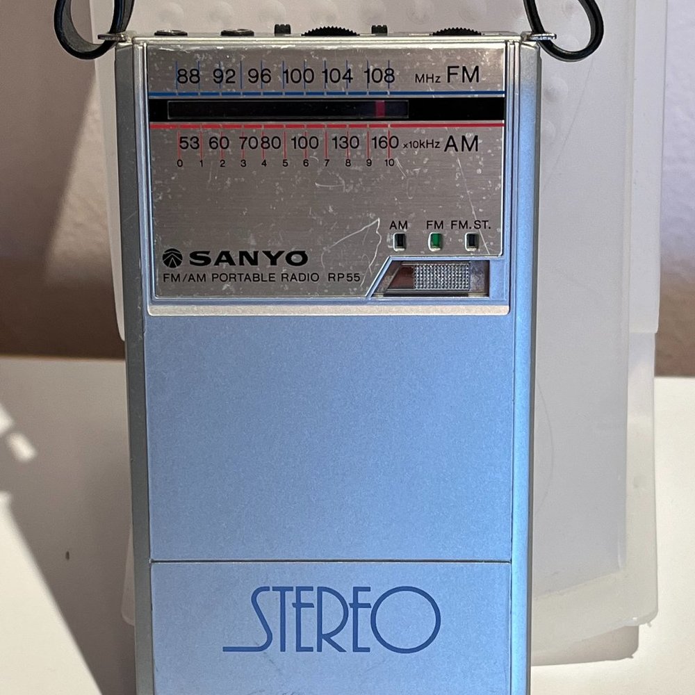 Vintage Sanyo RP-55 portable am/fm stereo